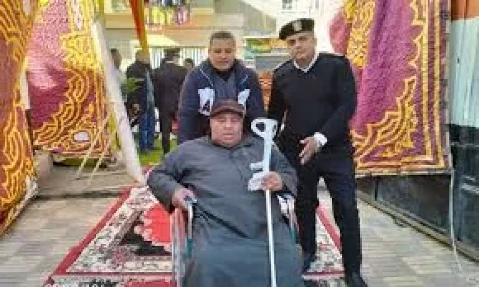 كبار السن يتحدون الصقيع