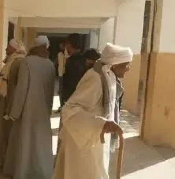 إقبال كبار السن والرجال على لجنة انتخابات مدرسة العزيزية بالفيوم