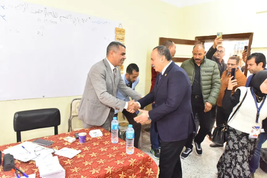 محافظ أسيوط يجري جولة ميدانية على اللجان الانتخابية في جولة الإعادة للاطمئنان