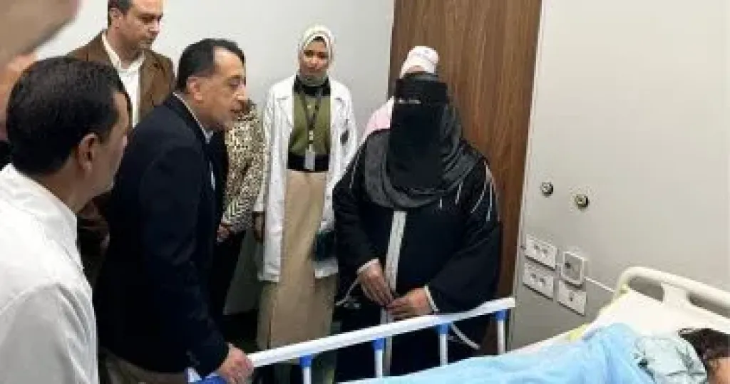 رئيس الوزراء لوالدة طفل مريض بالأقصر: بتدفعى كام؟.. والسيدة: 420 جنيها فقط