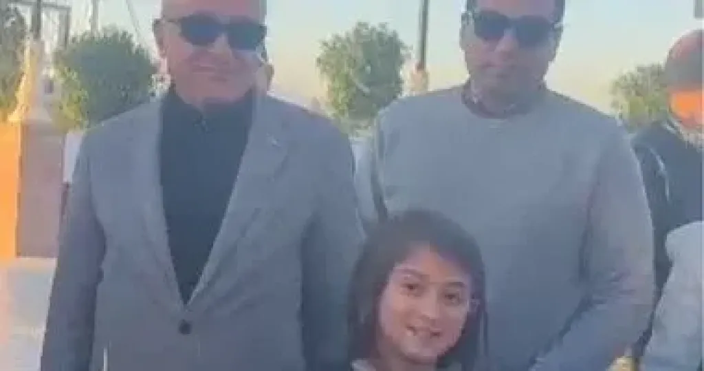 طفلة أجنبية تلتقط صورة مع رئيس الوزراء بالأقصر.. ومدبولي لوالدها: إجازة سعيدة