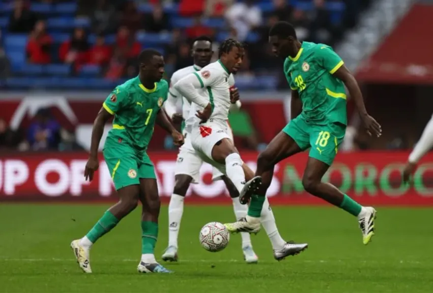 السنغال يتفوق رقميًا ويتقدم على السودان 2-1 بنهاية الشوط الأول