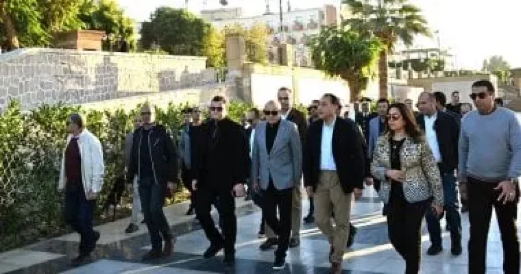 رئيس الوزراء يتفقد تطوير كورنيش نيل الأقصر ويشاهد عروضا فنية بالمسرح الروماني