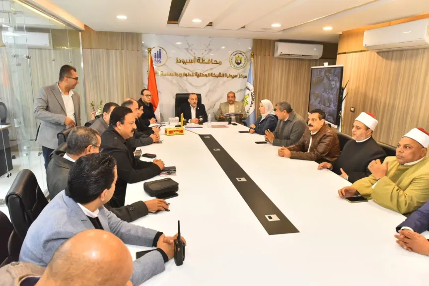 محافظ أسيوط يتابع من مركز السيطرة غلق لجان اليوم الأول لجولة الإعادة بالدوائر