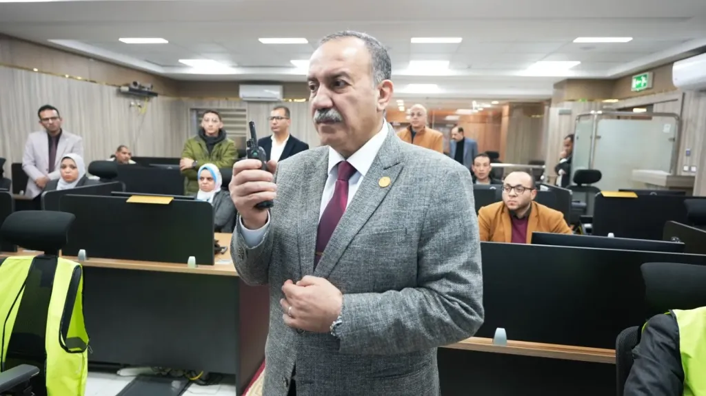 محافظ أسيوط يتابع سير التصويت لحظة بلحظة من مركز سيطرة الشبكة الوطنية