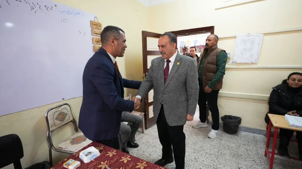 محافظ اسيوط اثناء تفقد اللجنةللانتخابات 