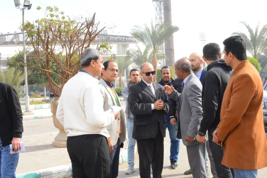 نائب رئيس جامعة أسيوط يتفقد أعمال تجميل الشوارع والمسطحات الخضراء