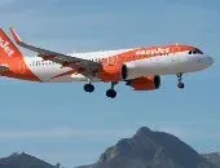 ركاب مشاغبون يتسببون فى إلغاء رحلة جوية من بلفاست إلى الغردقة.. ما القصة؟