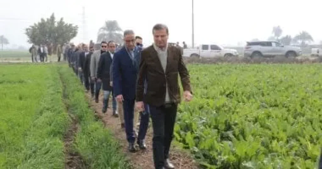 وزير الزراعة يقطع 2 كيلومتر سيرا على الأقدام لإنصاف مزارع في الفيوم