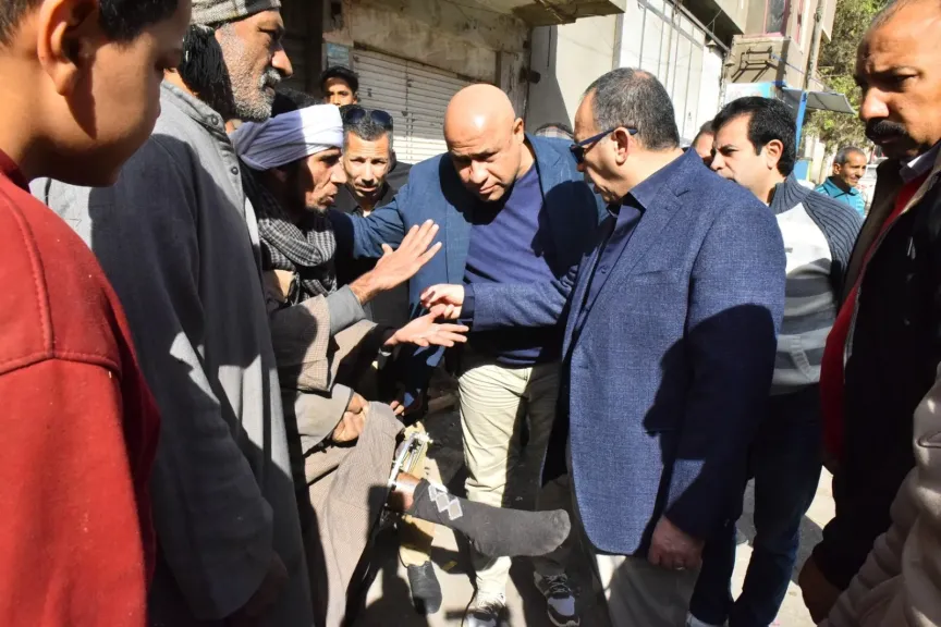 لفتة إنسانية خلال جولة ميدانية .. محافظ أسيوط يتكفل بعلاج مواطن