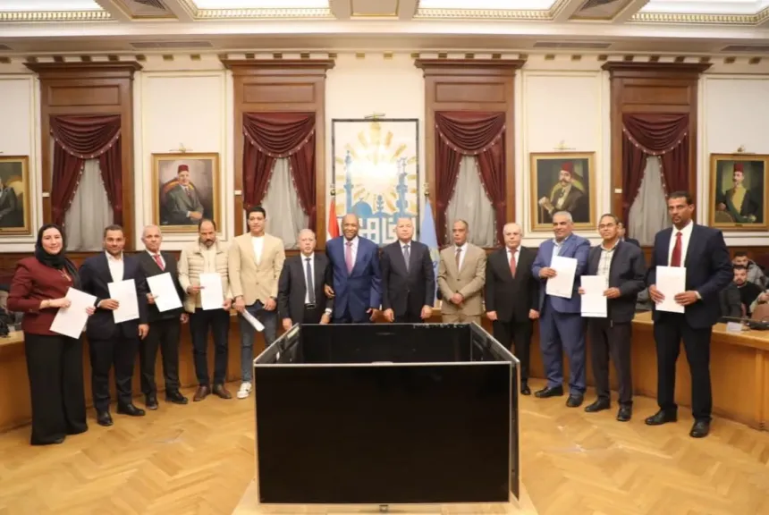 محافظ القاهرة يشهد احتفال تسليم ٤٠عقدا موثقا لاصحاب الورش بعد تقنين اوضاعهم بشق الثعبان