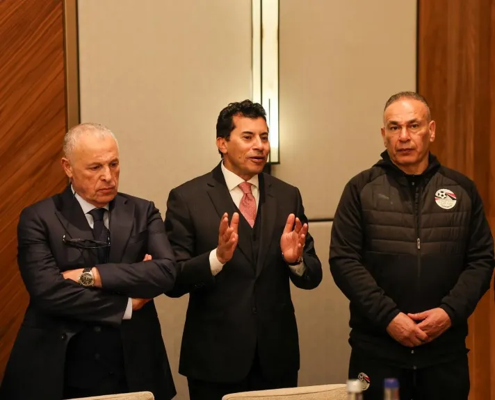 وزير الرياضة وأبو ريدة يجتمعان بمنتخب مصر