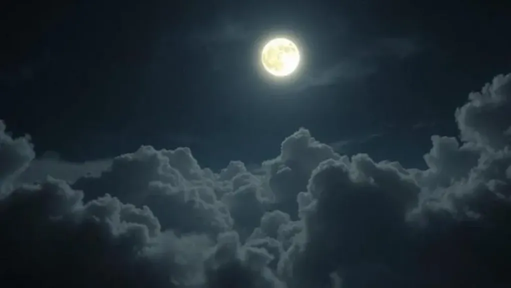 تفسير حلم الغيوم حول القمر.. مشاعر مخفية داخل النفس