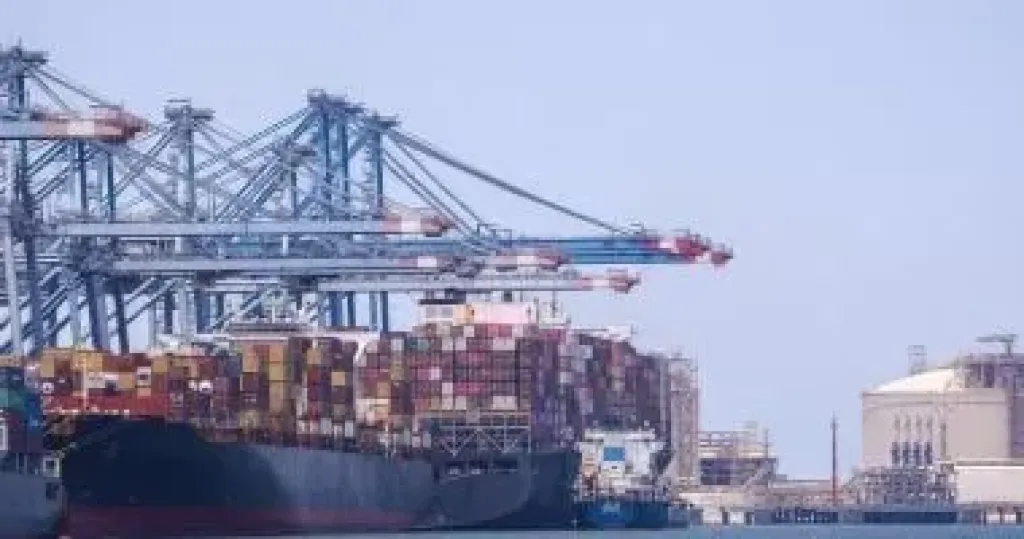 القنصل العام في هونج كونج يلقتي وفد من رجال الأعمال بقطاع المنسوجات