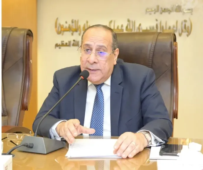 الرئيس التنفيذى للصناعات الغذائية يعقد اجتماعا مع العاملين بالشركة |صور