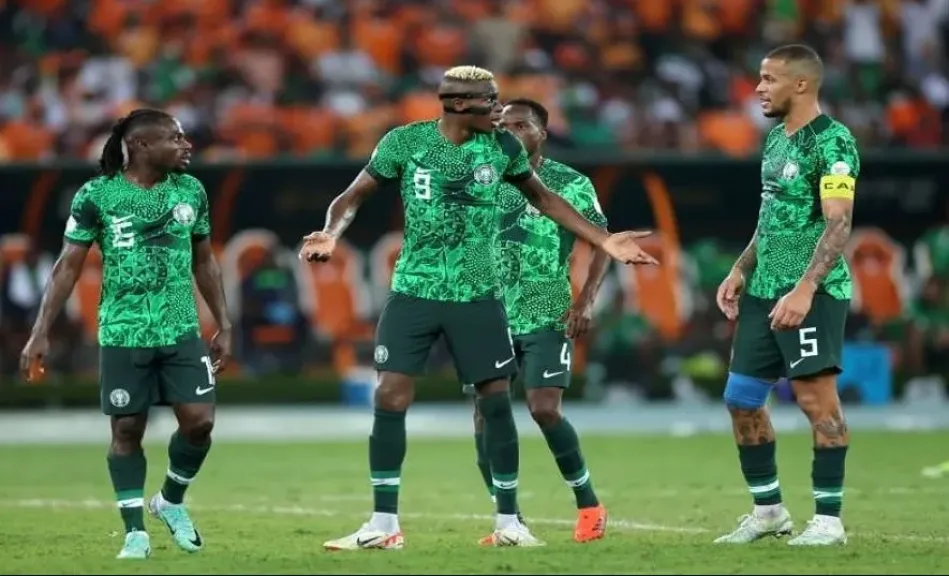 منتخب نيجيريا يعلن مغادرة آدامز معسكر النسور الخضر