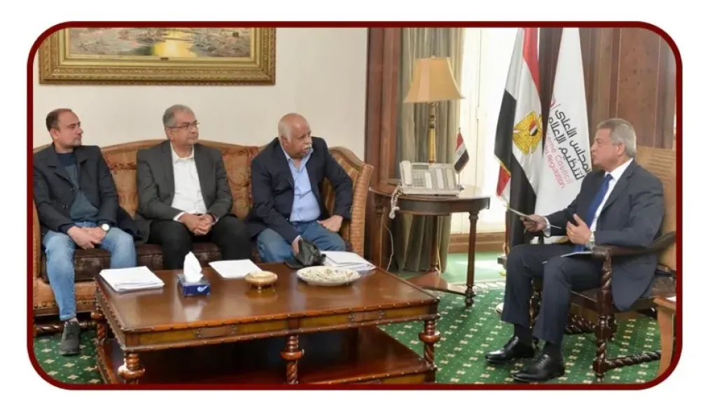 رئيس الأعلى للإعلام يجتمع بأعضاء لجنة ”صياغة التوصيات النهائية”