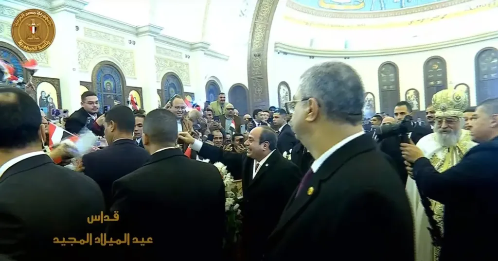 الرئيس السيسي يصافح الاخوة الأقباط ويلتقط معهم الصور التذكارية بكاتدرائية ميلاد المسيح