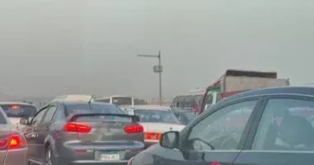 انتظام مروري شامل في القاهرة والجيزة مع بدء الذروة الصباحية