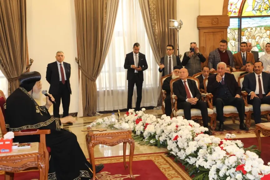 محافظ القاهرة يقوم بزيارة البابا تواضروس الثانى بمقر الباباوى بالعباسية لتقديم التهنئة بعيد الميلاد المجيد