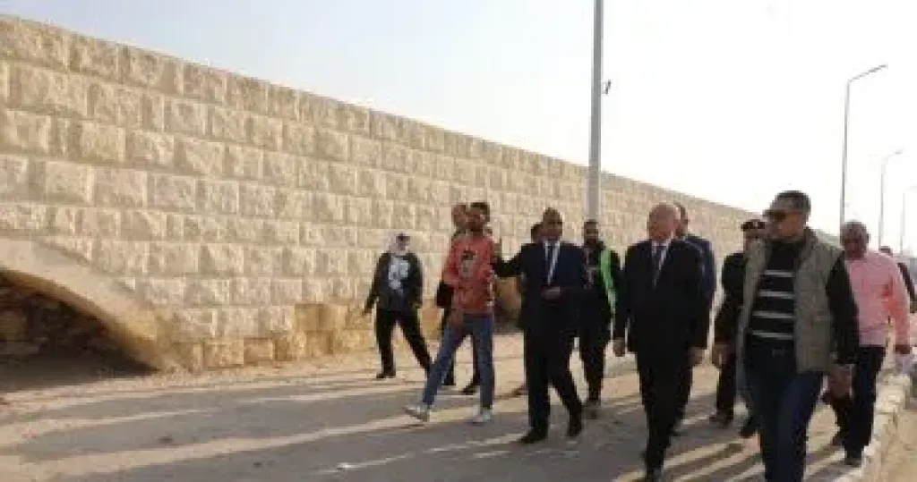 محافظ القاهرة يتفقد أعمال الترميم والتطوير بسور مجرى العيون