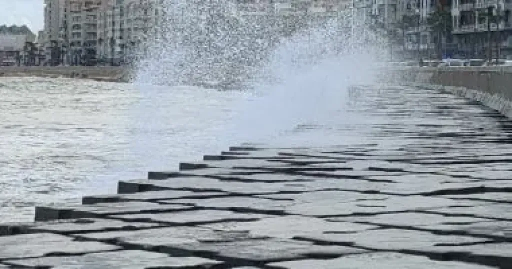 نوة الفيضة الكبرى تقترب من الإسكندرية وتحذيرات من ارتفاع الأمواج 5 أمتار