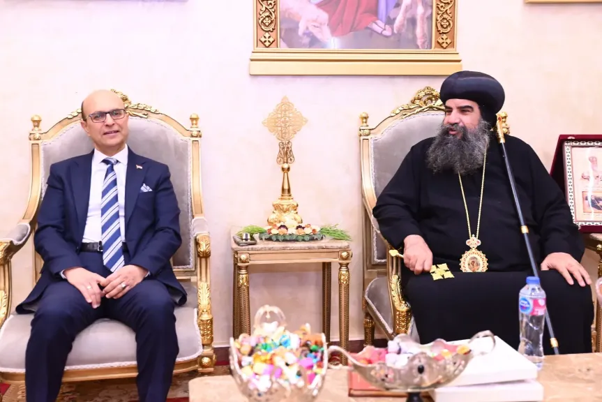 الدكتور المنشاوي يهنئ قداسة الأنبا بيسنتي أسقف أبنوب والفتح