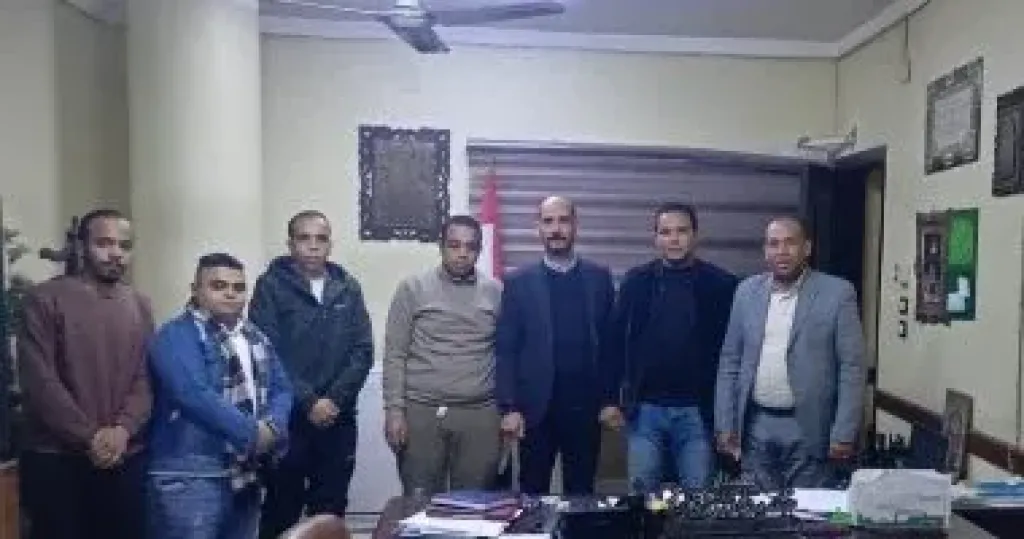 رئيس مدينة نجع حمادى بقنا يلتقى عمال مطعم بعد واقعة فيديو التوبيخ