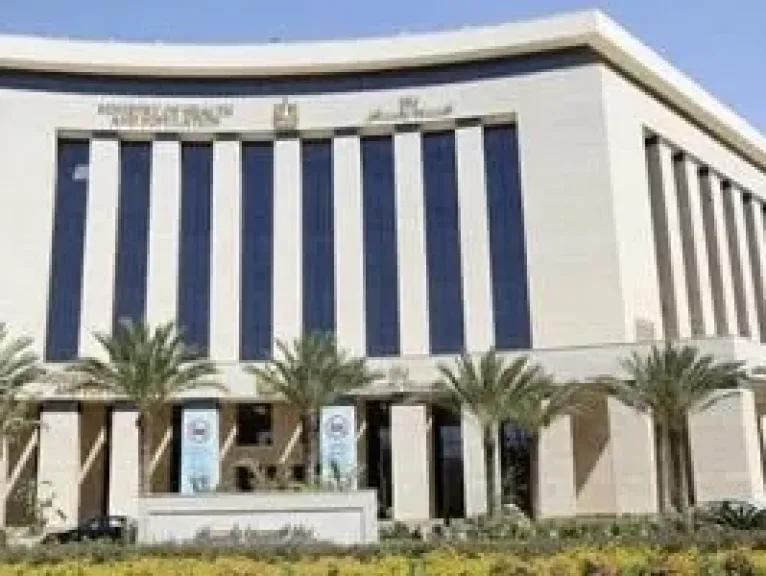 وزارة الصحة تعلن قائمة الأدوية المحظورة على المرضى السفر بها للخارج