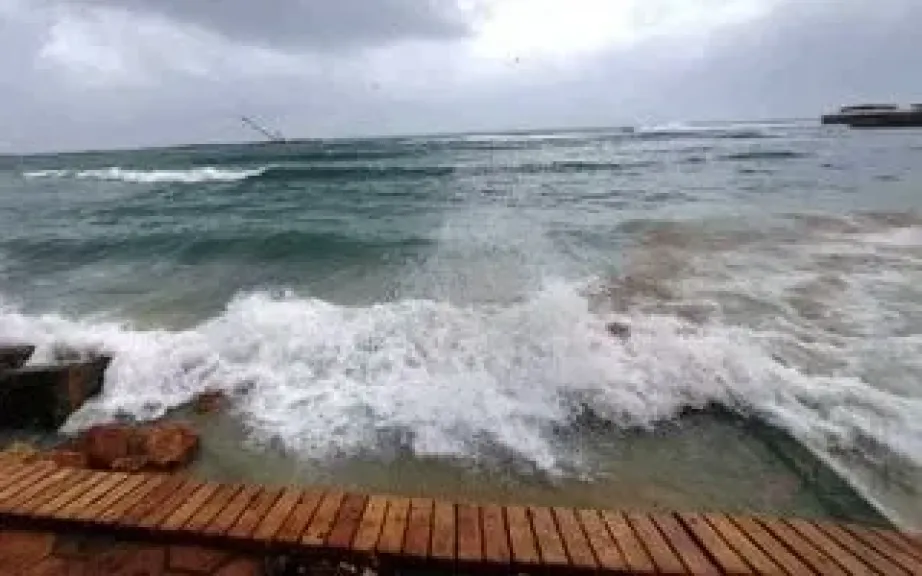 الأرصاد توجه إنذارا بحريا عاجلا.. اضطراب الملاحة وارتفاع الأمواج فى هذه السواحل