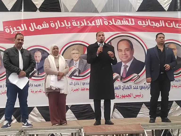 مدير تعليم الجيزة يحضر مجموعات التقوية المجانية لطلاب الإعدادية