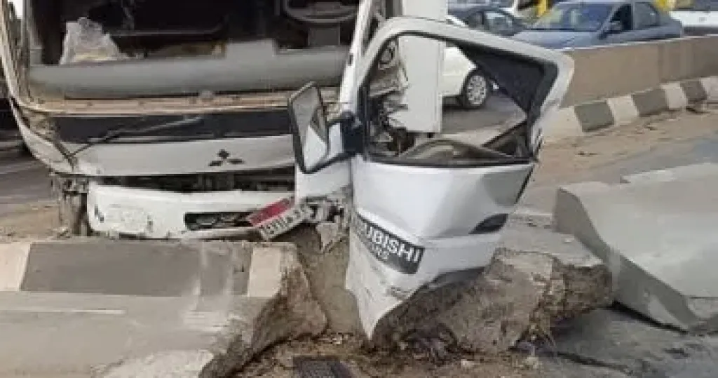 إصابة شخصين في حادث تصادم سيارتين أعلى كوبري بقنا