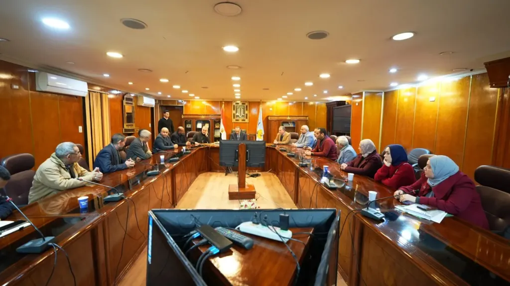 محافظ أسيوط يناقش مطالب مجلس أمناء وأولياء أمور مدرسة الخياط الثانوية