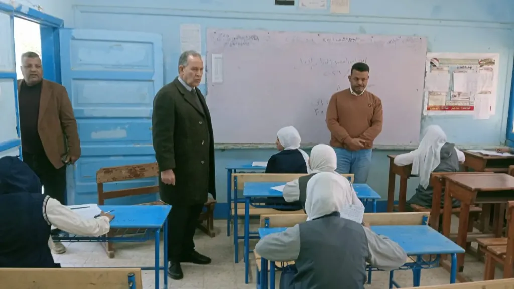 وكيل وزارة التعليم بأسيوط يتابع امتحانات صفوف النقل للفصل الدراسى الأول
