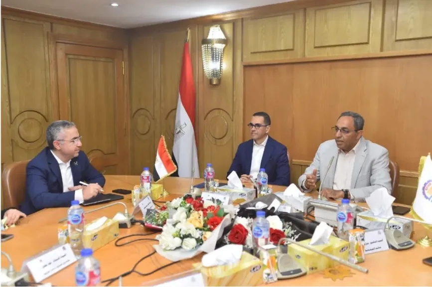 وزير الاستثمار والتجارة الخارجية يناقش مع محافظ قنا فرص الاستثمار بالمحافظة