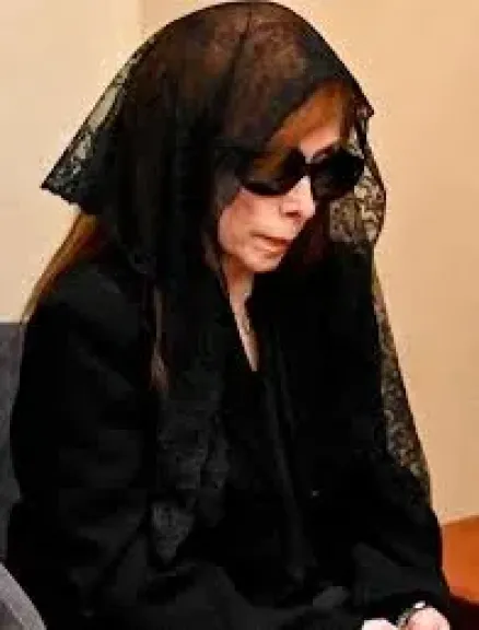 بملامح حزينة، فيروز تصل كنيسة المحيدثة لوداع نجلها ”هلي”