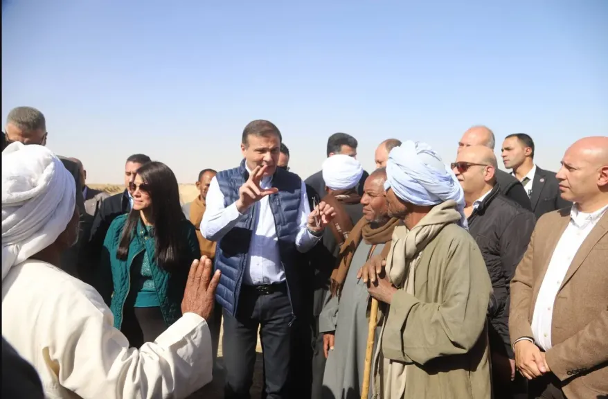 خلال تفقده مشروعات ”سيل” بأسوان.. رسالة ”فاروق” للمزارعين: نحن معكم في الحقل|صور