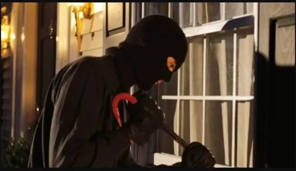 القبض على حارس فيلا سرق محتوياتها وأشعل النيران بداخلها في أكتوبر