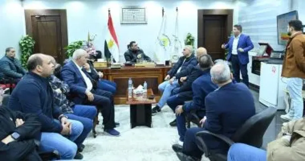 وزير الإسكان يعقد اجتماعا لمتابعة مشروعات القرى السياحية