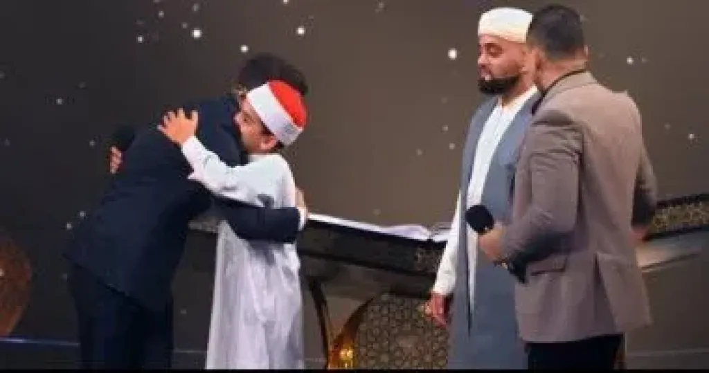 مشهد إنسانى لمحبة أهل القرآن.. متسابقو دولة التلاوة يودعون زميلهم بالأحضان