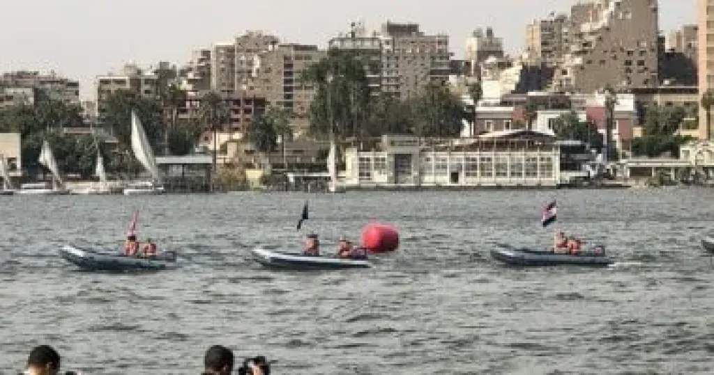 شخص يقفز من أعلى كوبرى قصر النيل.. وشرطة المسطحات تنقذه