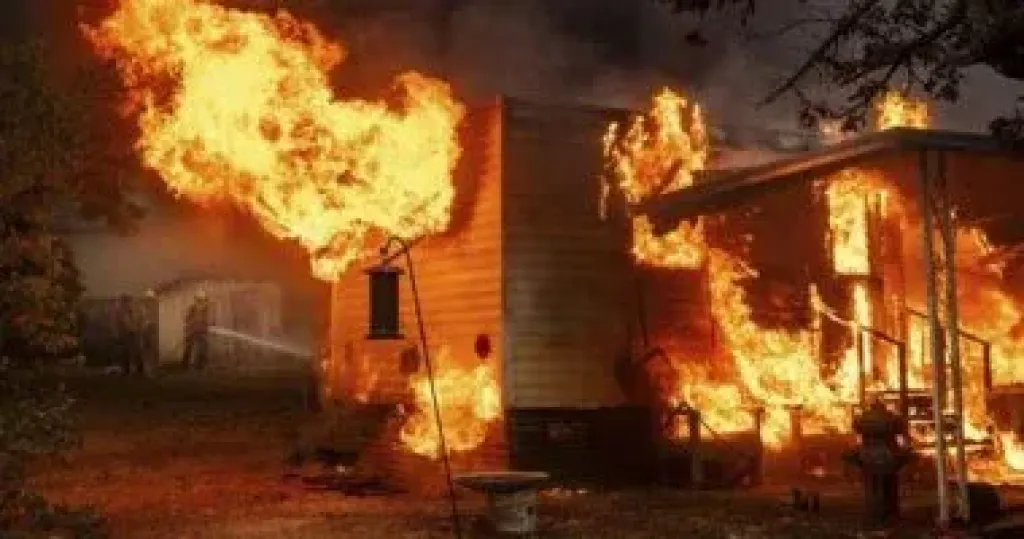 حرائق الغابات في أستراليا تدمّر منازل وتقطع الكهرباء عن عشرات الآلاف