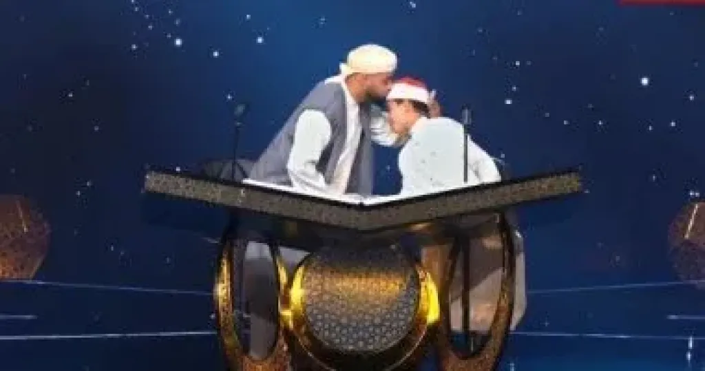 دولة التلاوة.. قارىء بريطانى يُقبل رأس محمد القلاجى: هى دى مصر