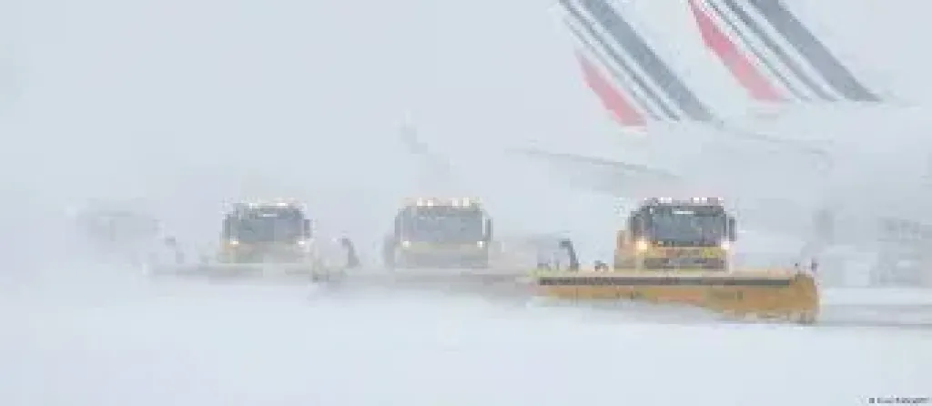 عاصفة جورتى.. تجمد الطائرات ونقص سائل إزالة الثلوج تلغى آلاف الرحلات بأوروبا