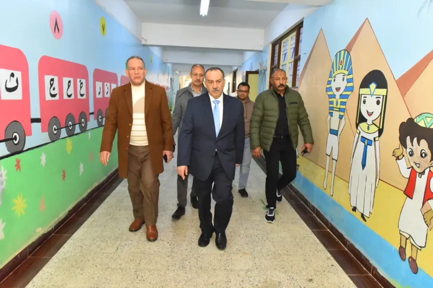 محافظ أسيوط يطمئن من داخل اللجان على انتظام امتحانات صفوف النقل