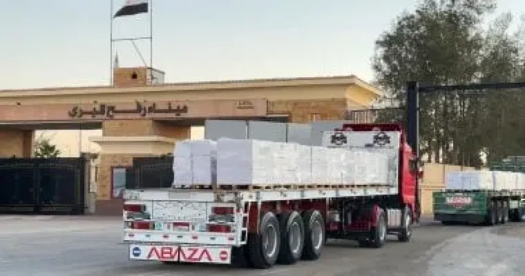 الهلال الأحمر المصري يواصل مد غزة بمساعدات غذائية وعلاجية وشتوية