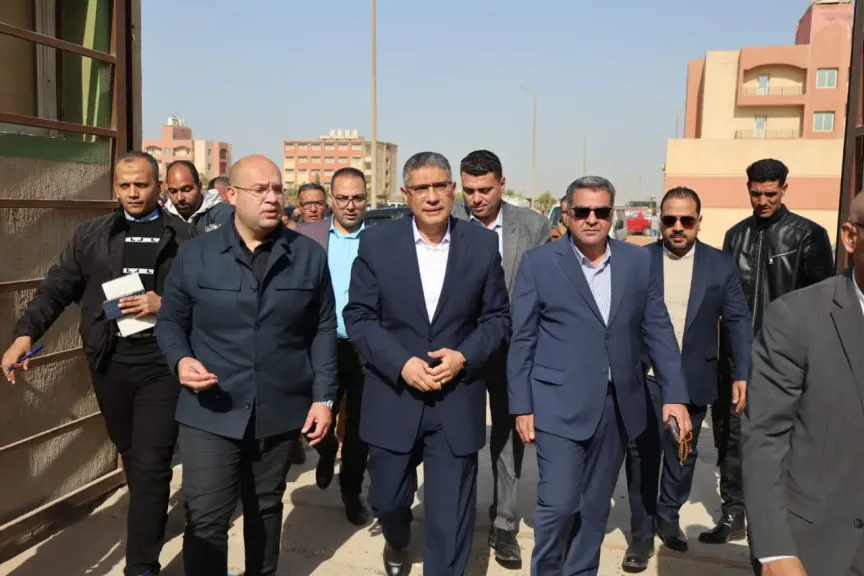 محافظ الجيزة يسلم عقود 256 وحدة سكنية كاملة التجهيز لمتضرري السيول بالصف