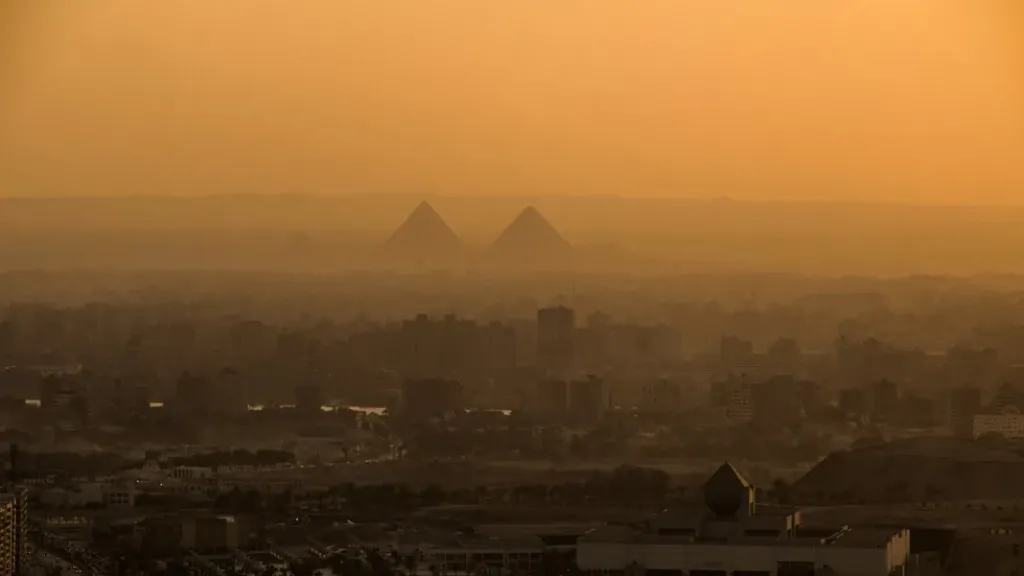 عاصفة ترابية بسماء القاهرة والمحافظات.. والارصاد تحذر |صور