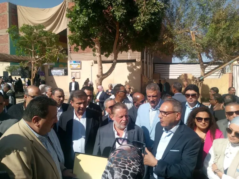 محافظ البنك المركزي ووزير الزراعة ومحافظ أسوان يتفقدون مشروعات تنموية وزراعية بنصر النوبة