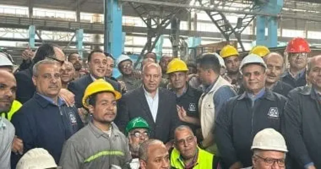 رئيس الوزراء يلتقط صورة تذكارية مع عمال مصنع مصر للألومنيوم